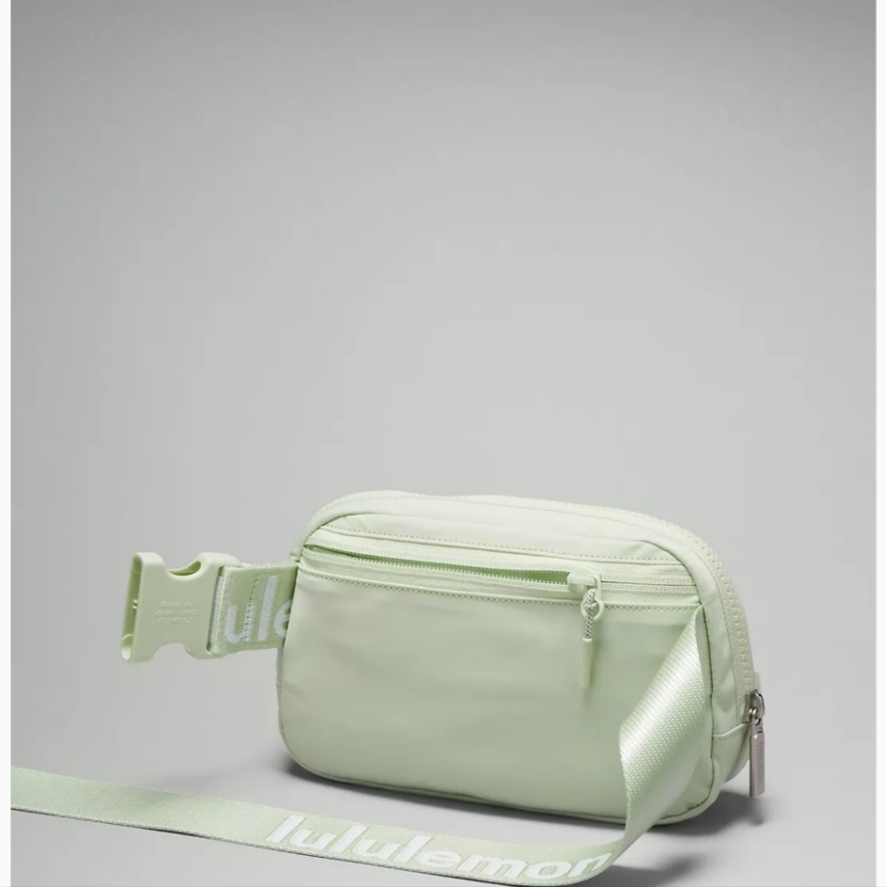 🆕️ LULULEMON EVERYWHERE BELT BAG - KOHLRABI GREEN/WHITE - Picture 4 of 12